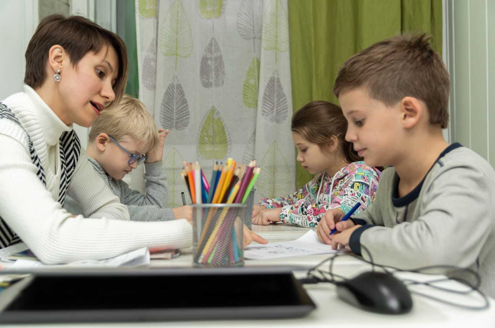 Преподаватель и дети на уроке английского