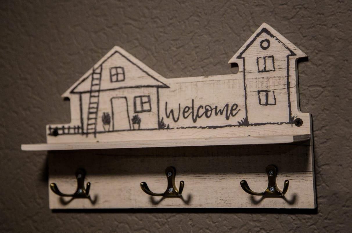 Вешалка «Welcome» в прихожей